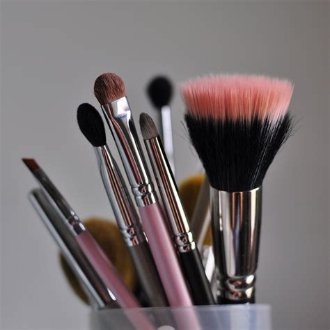 Makeup Brushes & Tools .